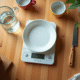 Balance de cuisine numérique sur table en bois avec ingrédients
