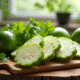 Jicama fraîche tranchée avec citron vert et coriandre