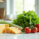 Légumes verts et fromages sur plan de travail lumineux