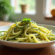 Courgette en tagliatelle dans un bol blanc avec huile et herbes
